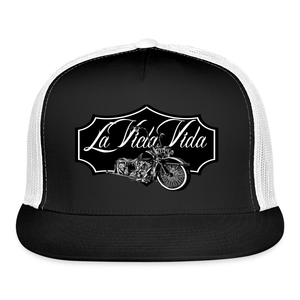 Badge = Trucker Cap - black/white