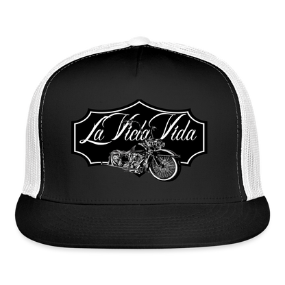 Badge = Trucker Cap - black/white